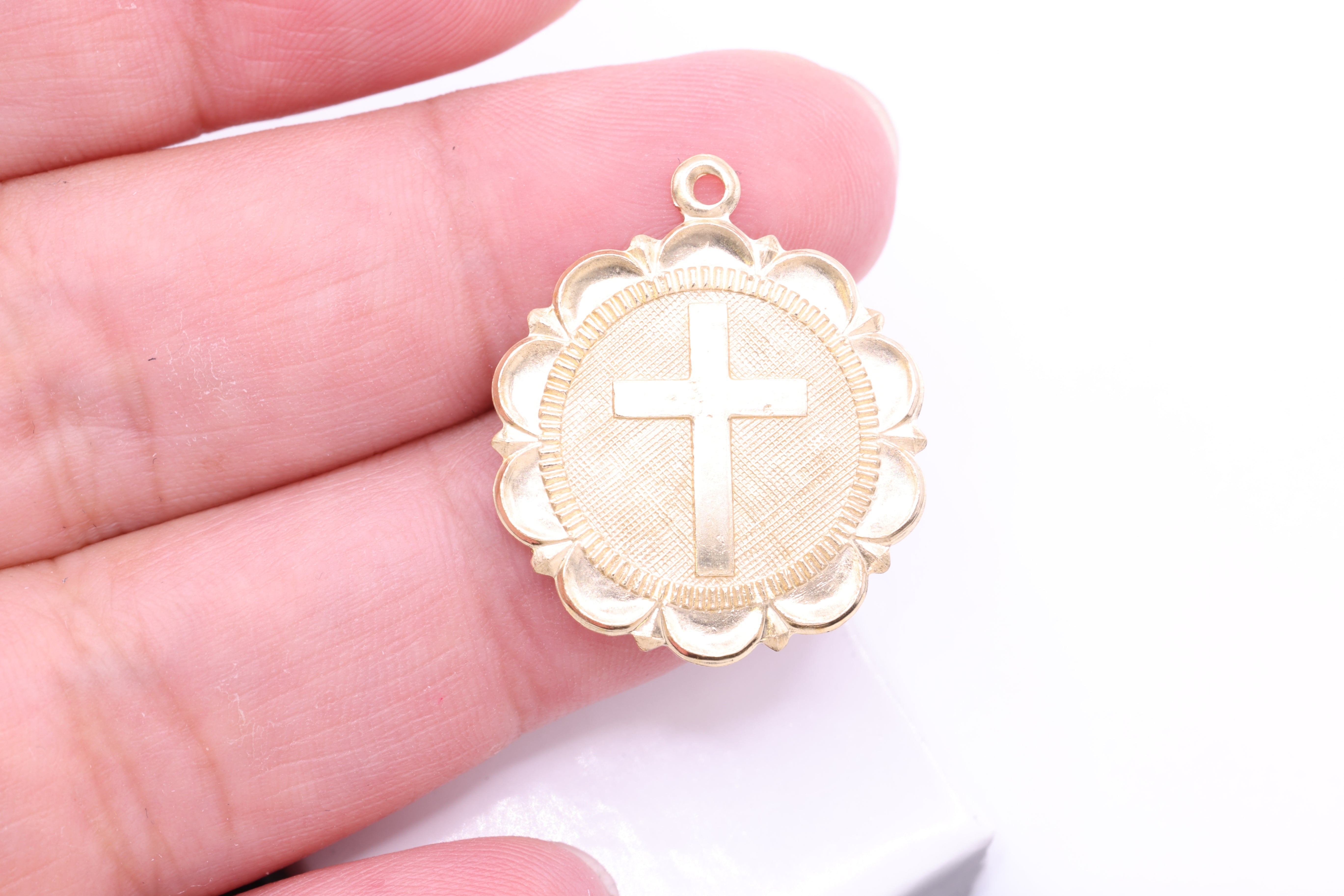 Scalloped Edge Round Cross Pendant Charm, Wholesale, 14/20 Gold-Filled, 21mm, Religious