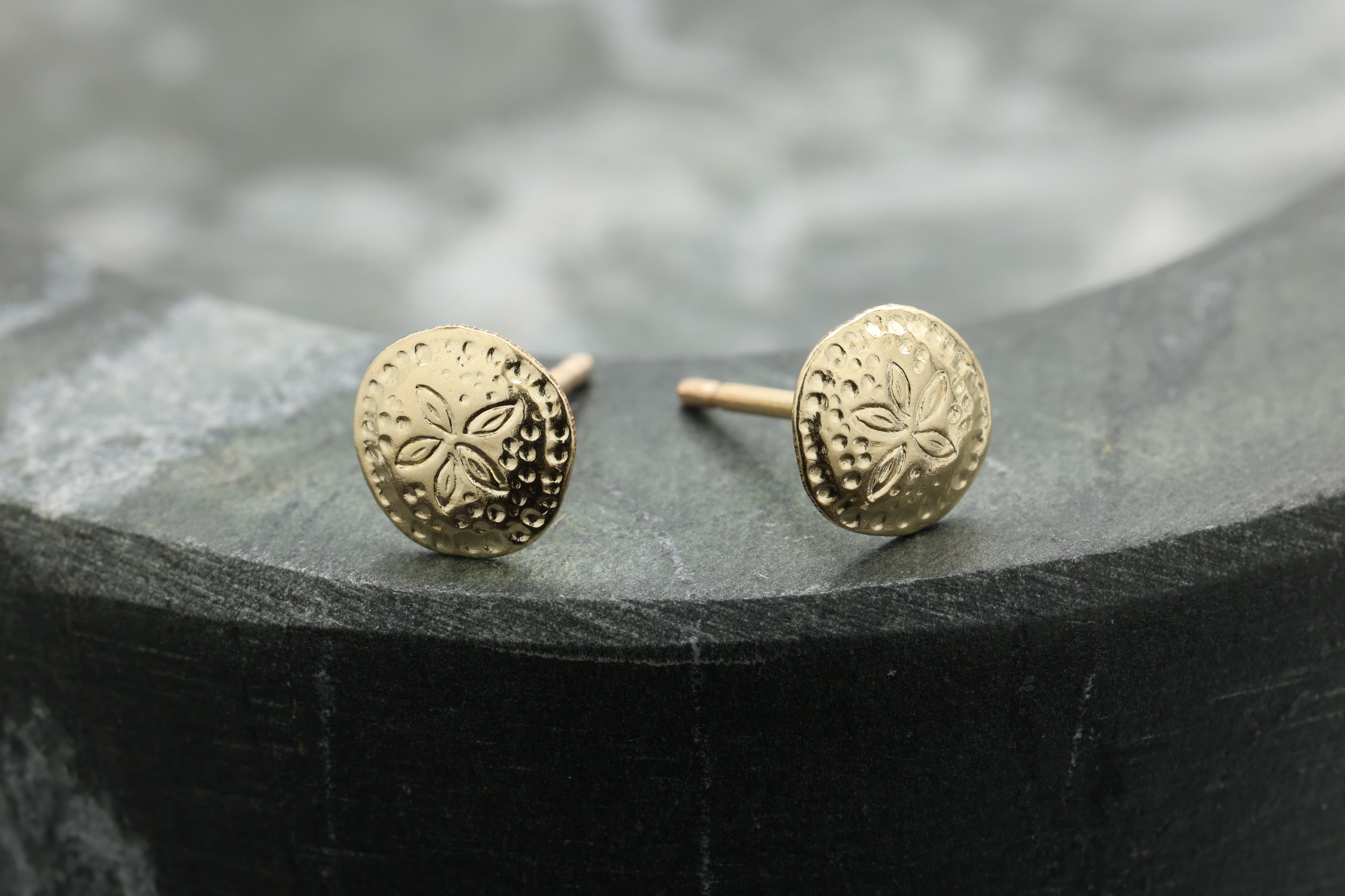 Round Sand Dollar Stud Earring, 14/20 Gold-Filled, 7mm, Wholesale, Dainty Minimalist Jewelry Earrings