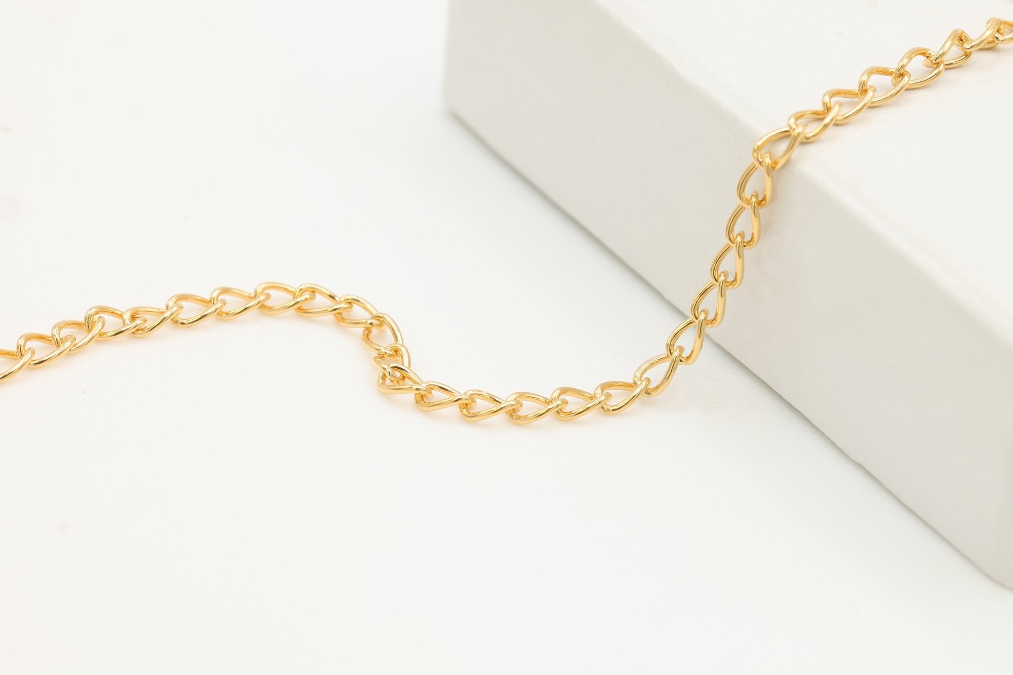 2mm x 3mm Flat Curb Chain, 14/20 Gold - Filled, Wholesale, Pay Per Foot, Jewelry Making Chain - HarperCrown