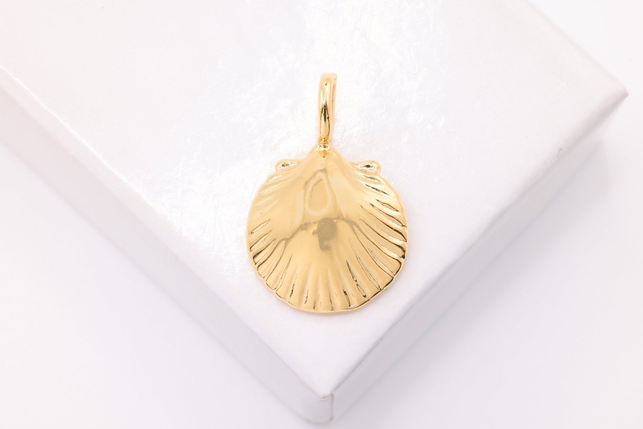 Clam Sea Shell Charm, Wholesale, 14K Solid Gold, 18mm x 13mm, Sea Life Nautical Beach - HarperCrown