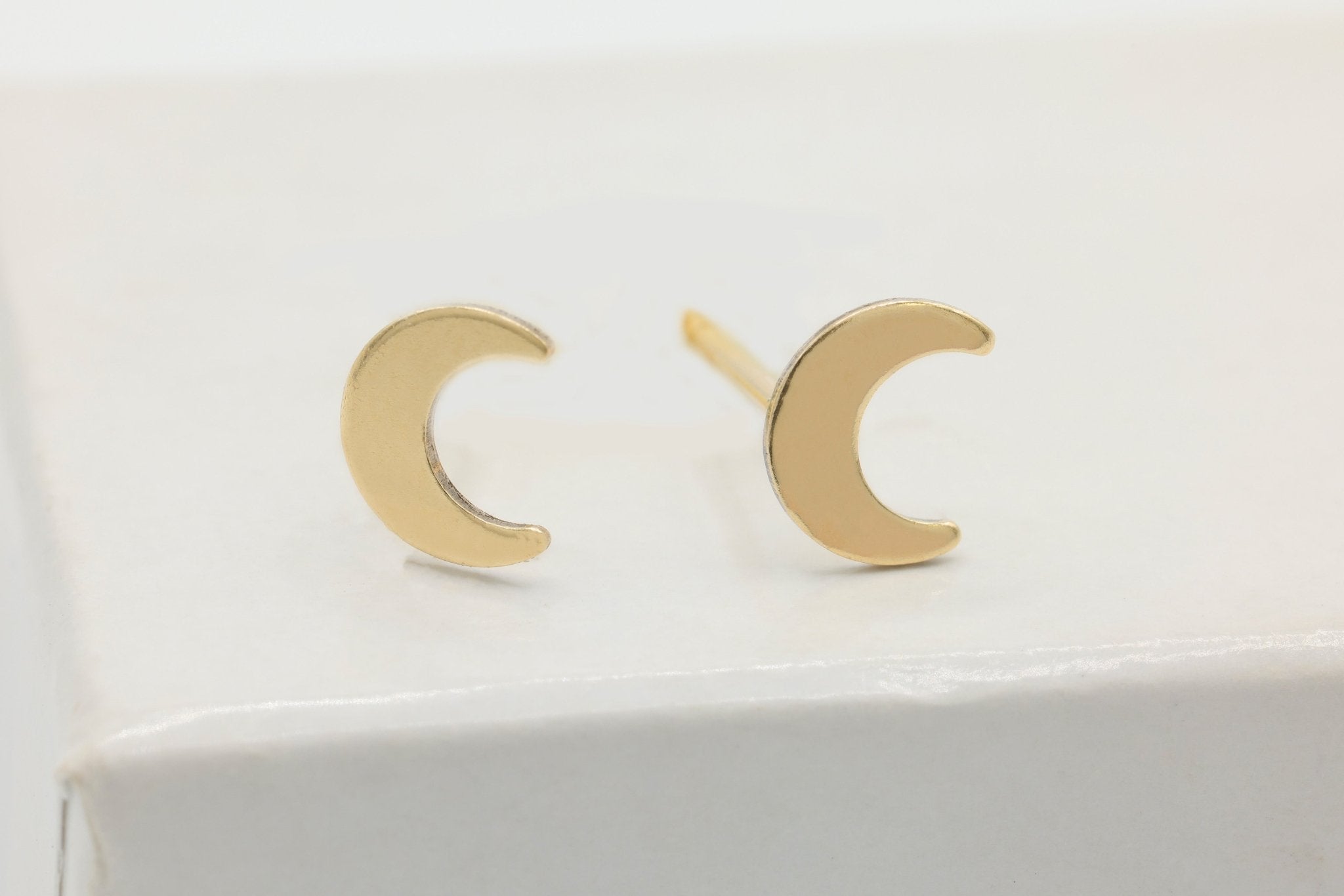 Crescent Moon Stud Earring, 14/20 Gold - Filled, 5mm x 5mm, Wholesale, Pay Per Piece - HarperCrown