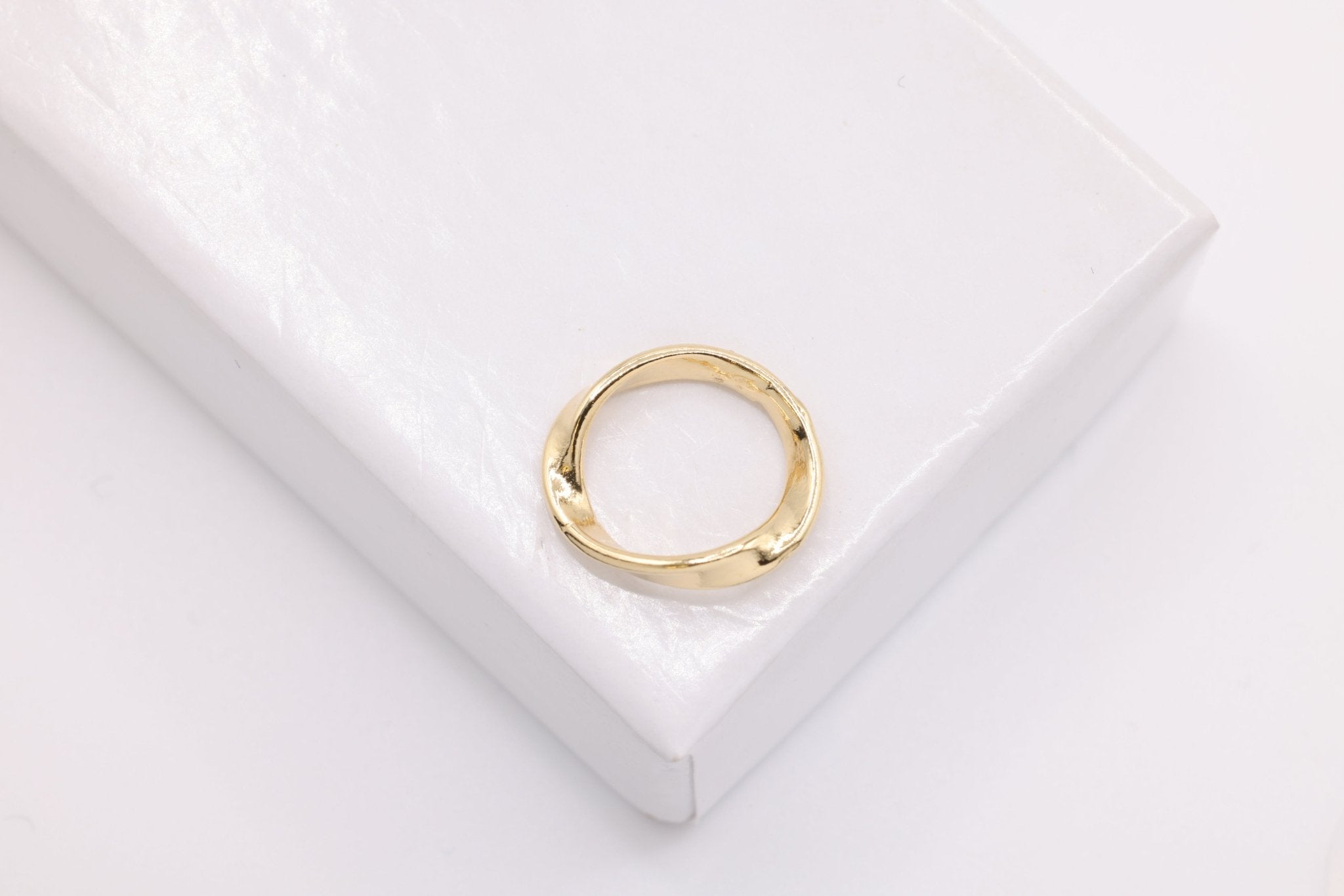 Eternity Wavy Circle Charm, Wholesale, 14K Gold, 11mm x 9mm - HarperCrown