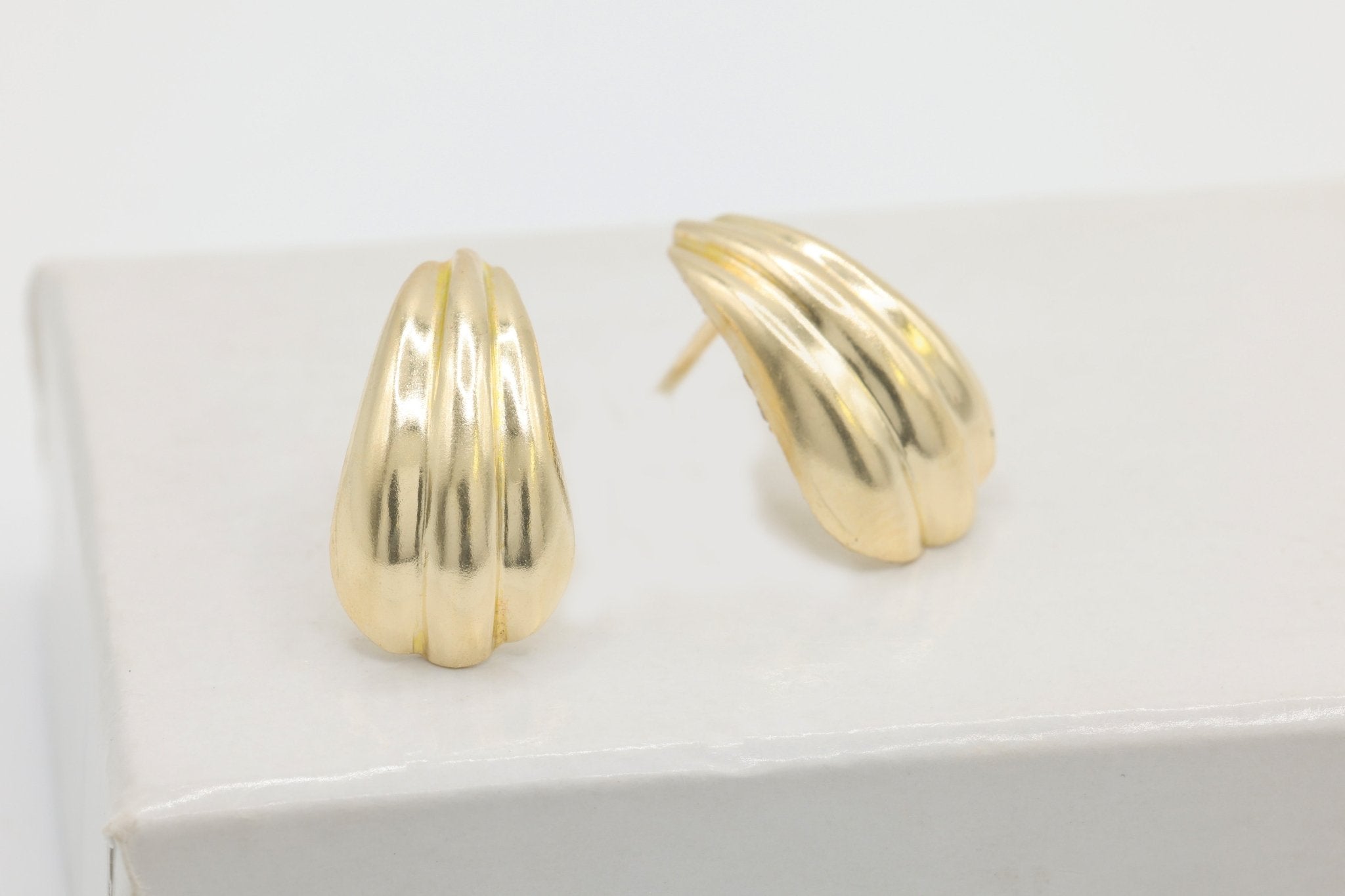 Ribbed Teardrop Earring, 14/20 Gold - Filled, 13mm x 8mm, Wholesale, Shell Fluted Tear Drop Wholesale Jewelry Earrings - HarperCrown