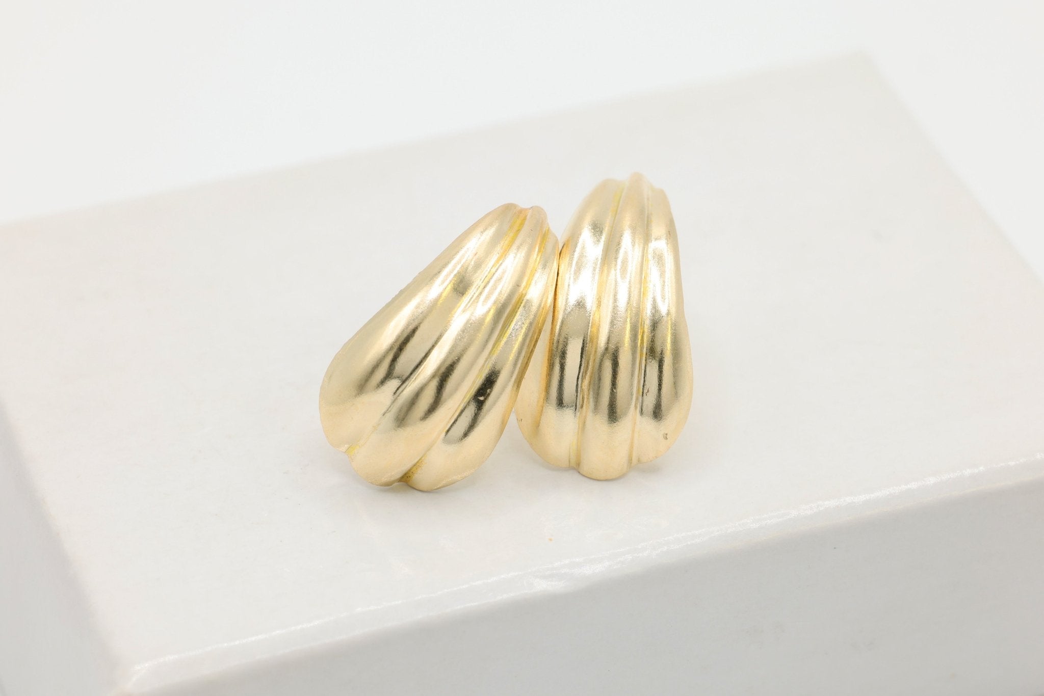 Ribbed Teardrop Earring, 14/20 Gold - Filled, 13mm x 8mm, Wholesale, Shell Fluted Tear Drop Wholesale Jewelry Earrings - HarperCrown