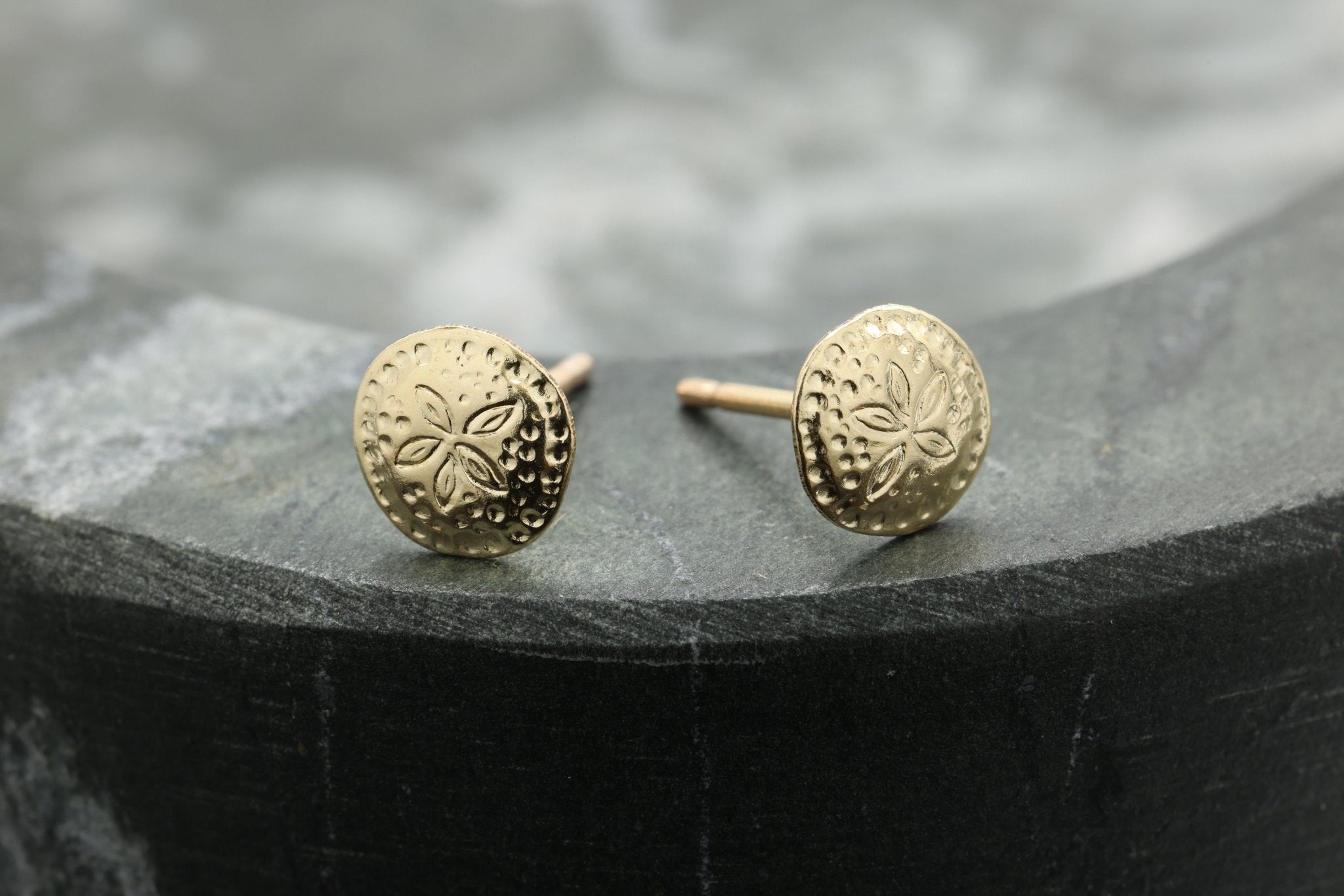 Round Sand Dollar Stud Earring, 14/20 Gold - Filled, 7mm, Wholesale, Dainty Minimalist Jewelry Earrings - HarperCrown