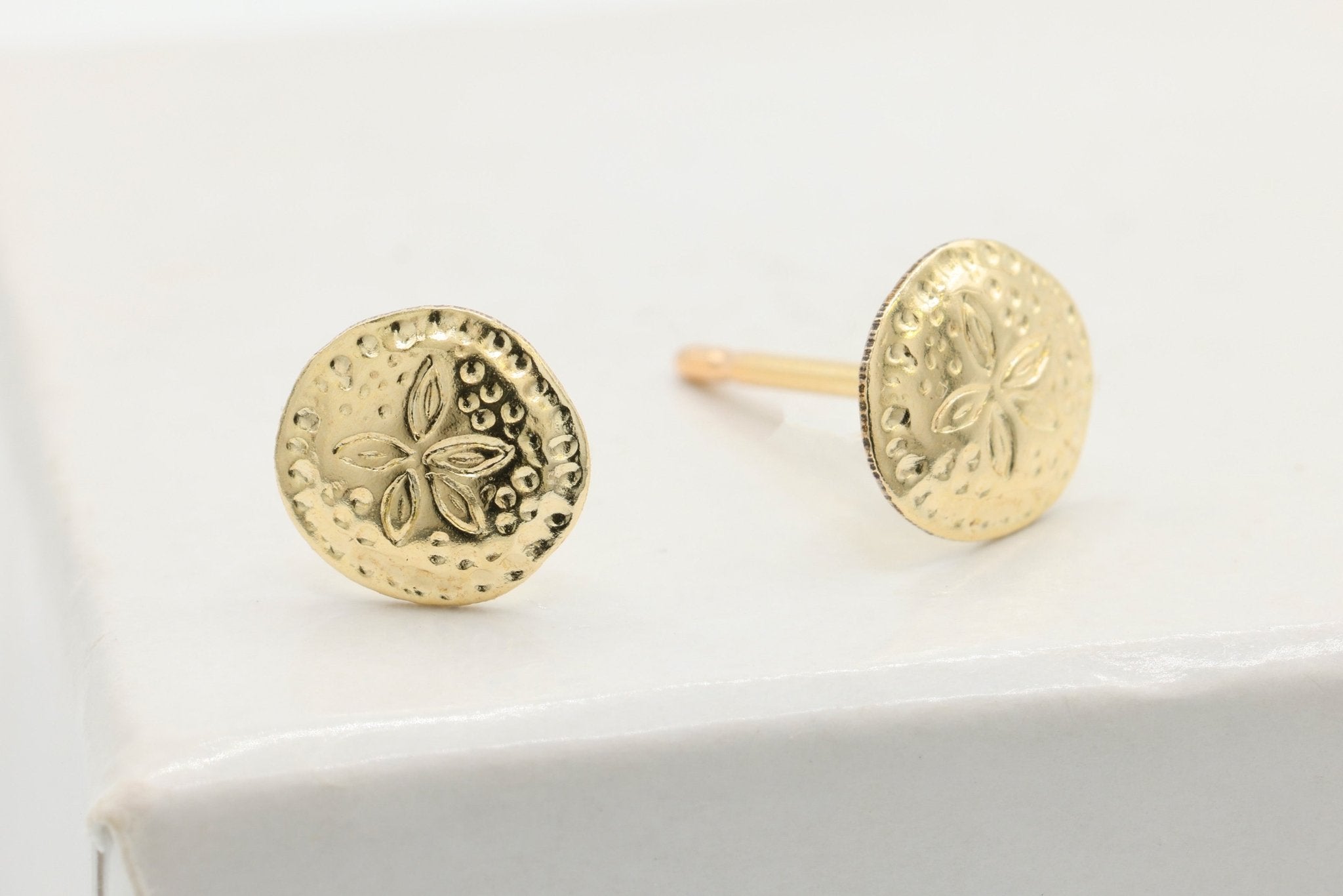 Round Sand Dollar Stud Earring, 14/20 Gold - Filled, 7mm, Wholesale, Dainty Minimalist Jewelry Earrings - HarperCrown