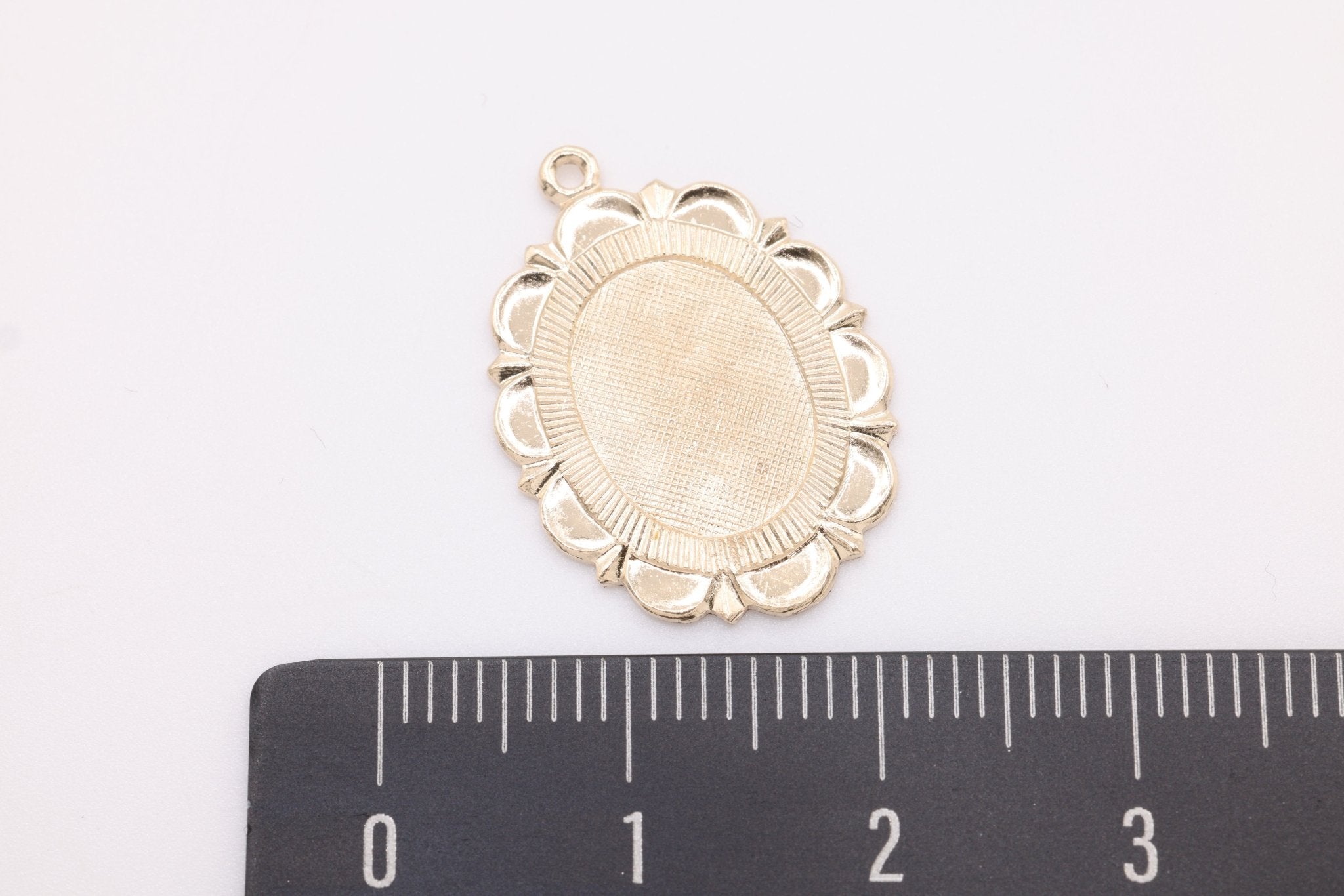 Scalloped Edge Oval Pendant Charm, Wholesale, 14/20 Gold - Filled, 21mm x 16mm, Custom Stamping Engraving Blank - HarperCrown