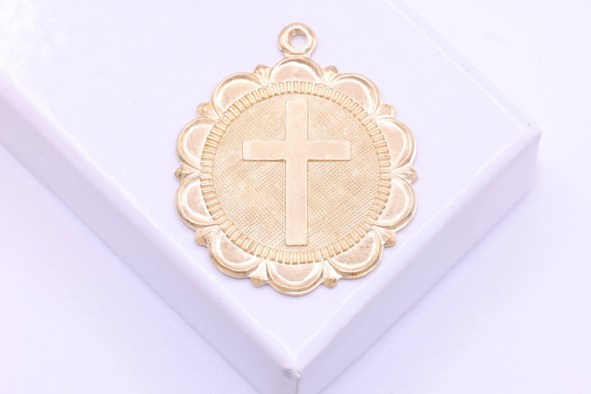Scalloped Edge Round Cross Pendant Charm, Wholesale, 14/20 Gold - Filled, 21mm, Religious - HarperCrown
