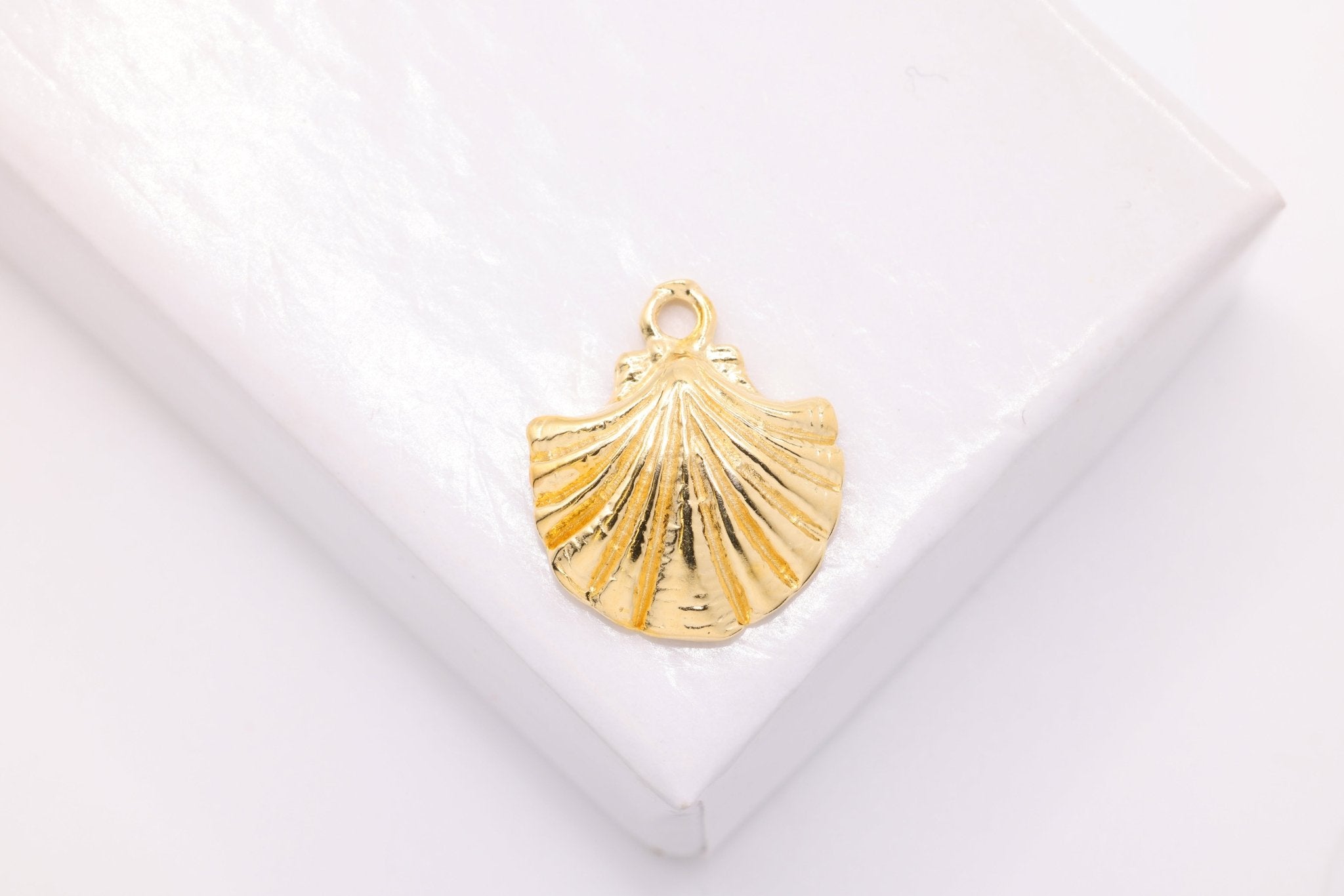 Seashell Charm, Wholesale, 14K Gold, 12mm x 12mm, Oyster Scallop Shell Charm - HarperCrown