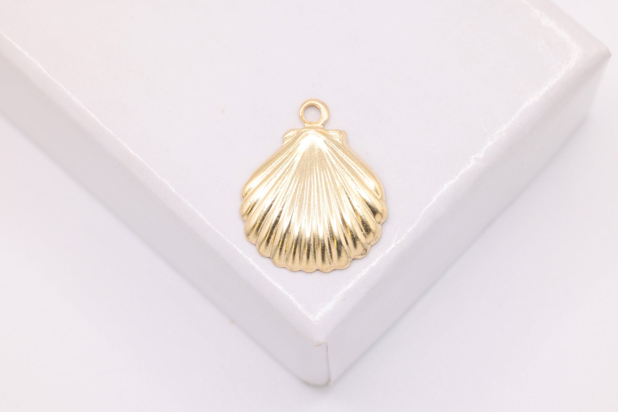 Seashell Clamshell Charm, Wholesale, 14/20 Gold - Filled, 14mm x 11mm, Seashell Ocean Sealife Scallop Shell - HarperCrown
