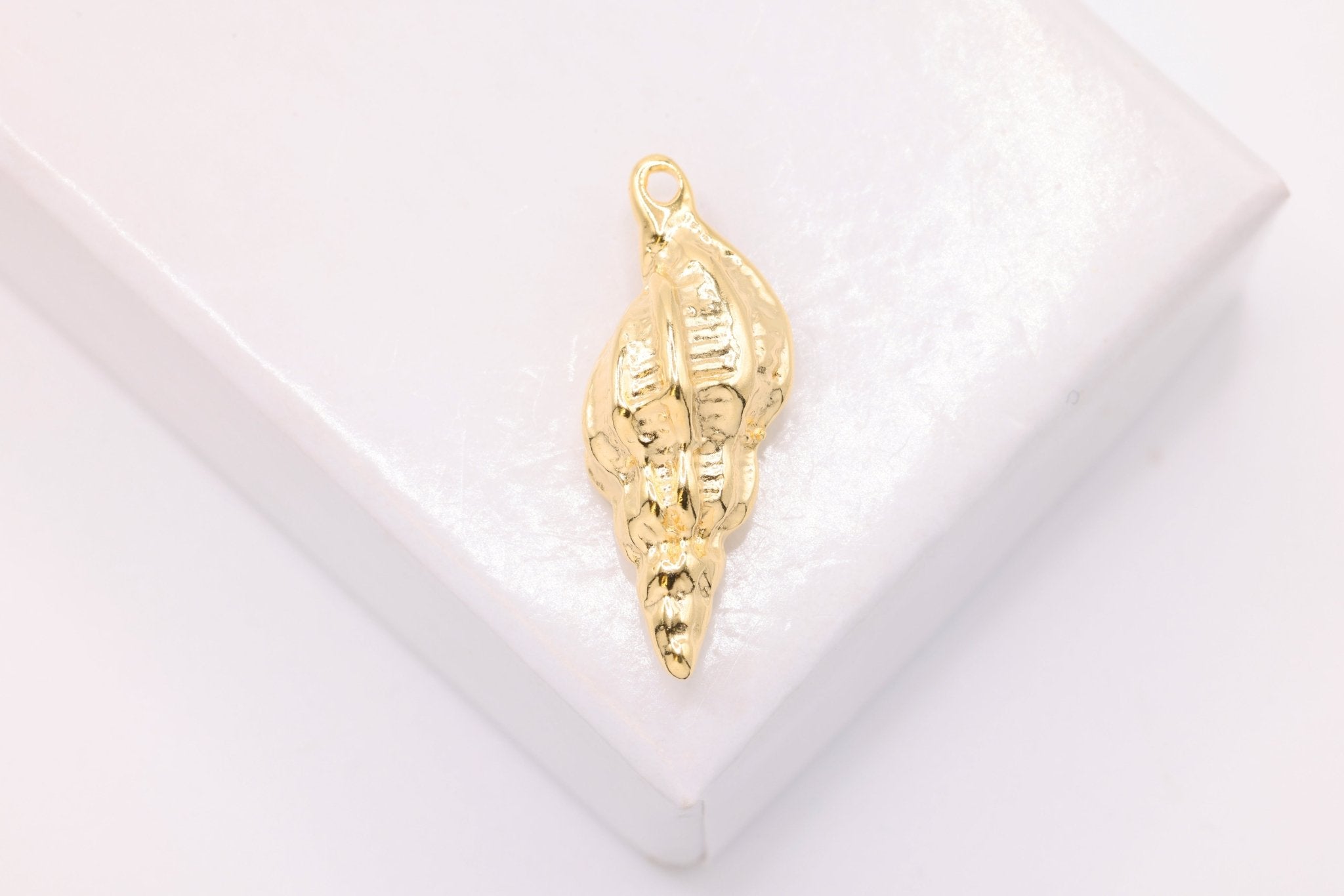 Seashell Conch Charm, Wholesale, 14K Solid Gold, 20mm x 8mm, Sea Life Shell Shell Charm - HarperCrown