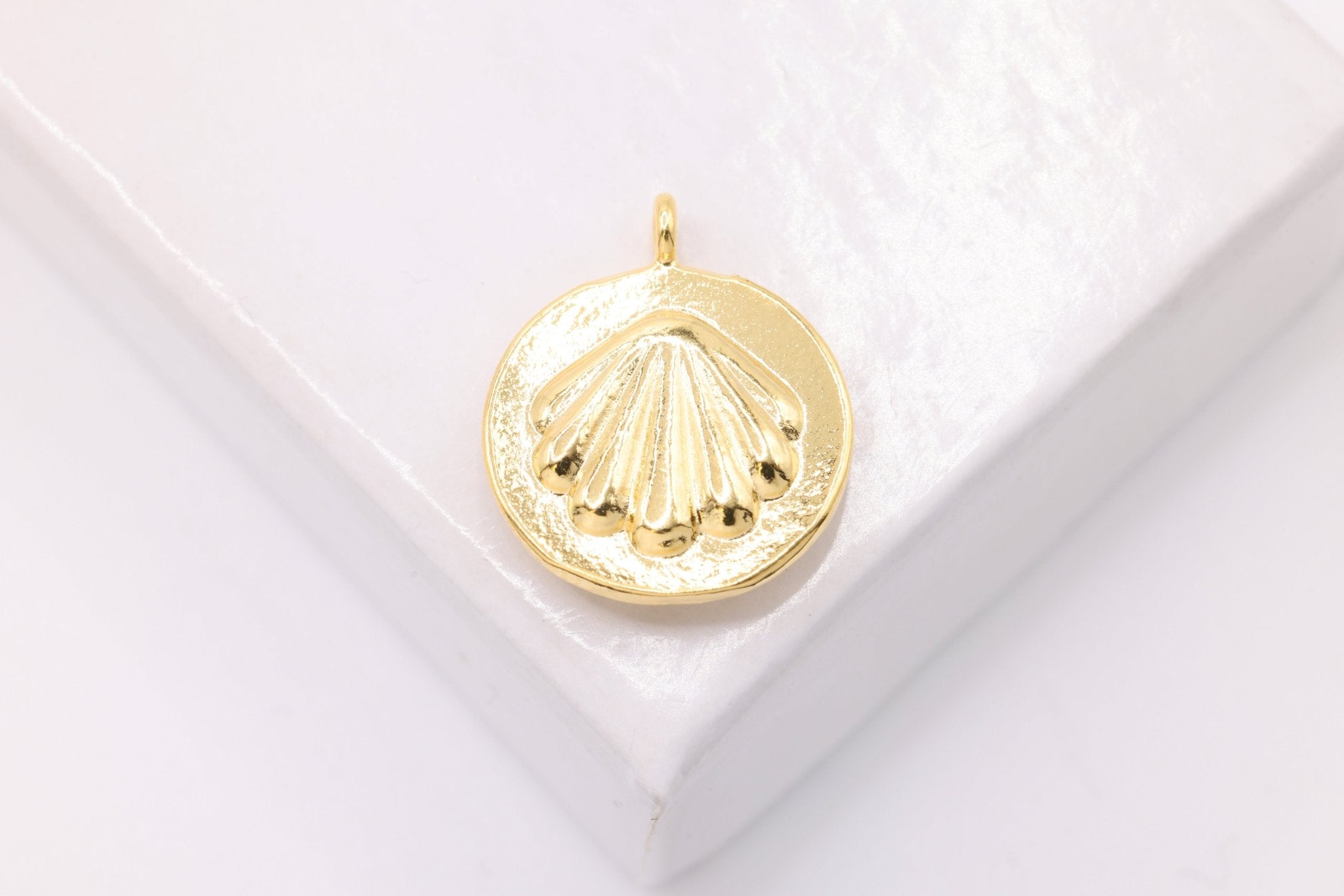 Shell Round Disc Charm, Wholesale, 14K Solid Gold, 12mm, Clam Tropical Coin Seashell - HarperCrown