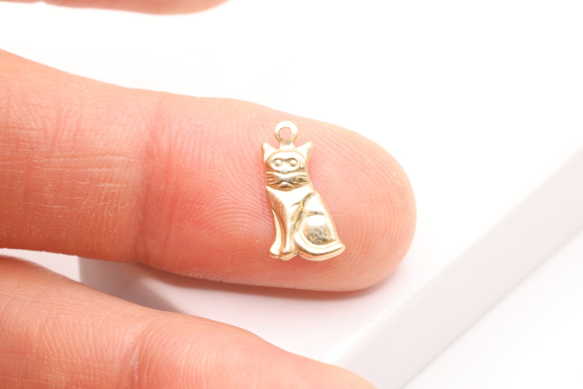 Sitting Cat Charm, Gold - Filled, 14mm x 7mm, Wholesale Bulk DIY Wholesale Jewelry Making Charm - HarperCrown