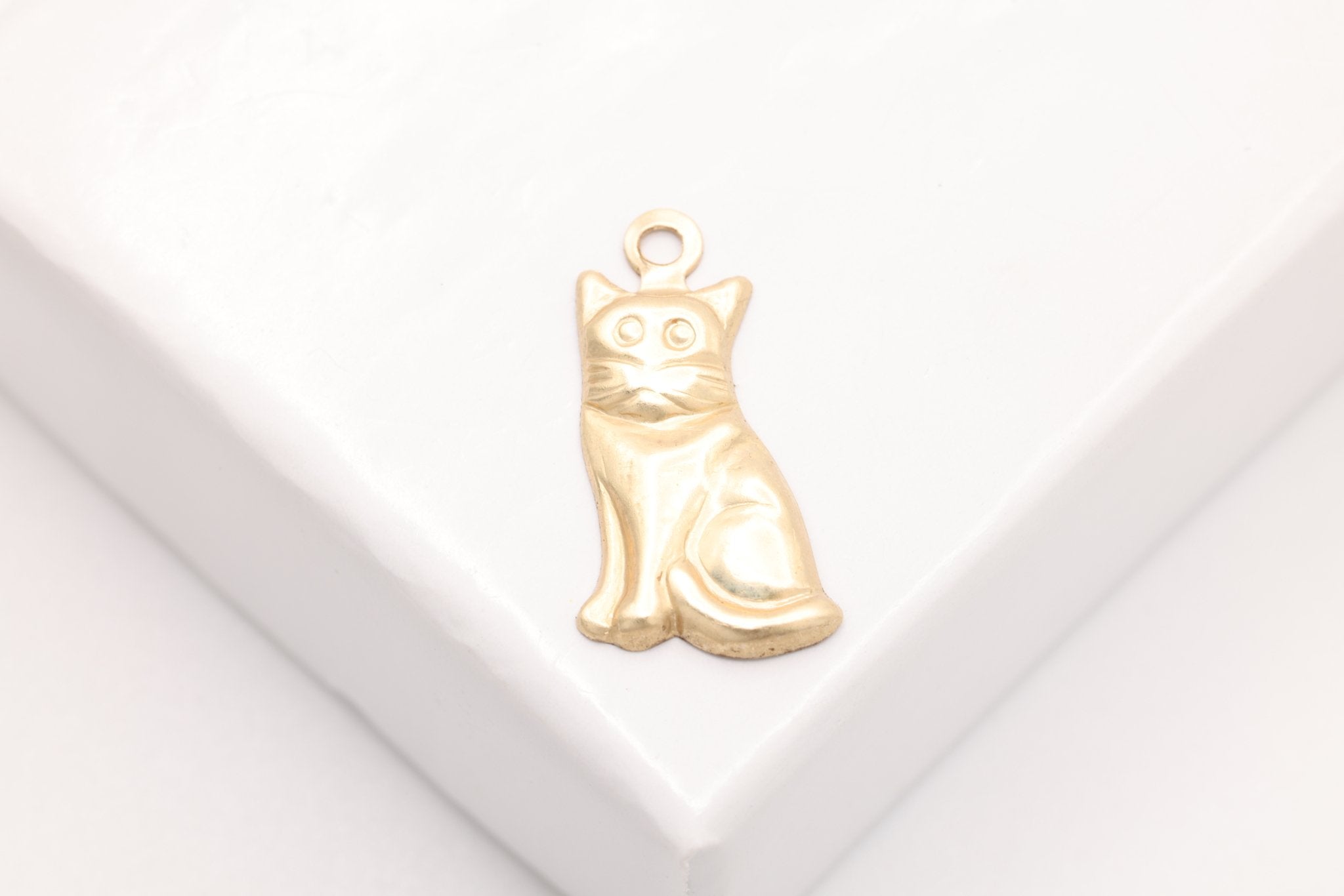 Sitting Cat Charm, Gold - Filled, 14mm x 7mm, Wholesale Bulk DIY Wholesale Jewelry Making Charm - HarperCrown