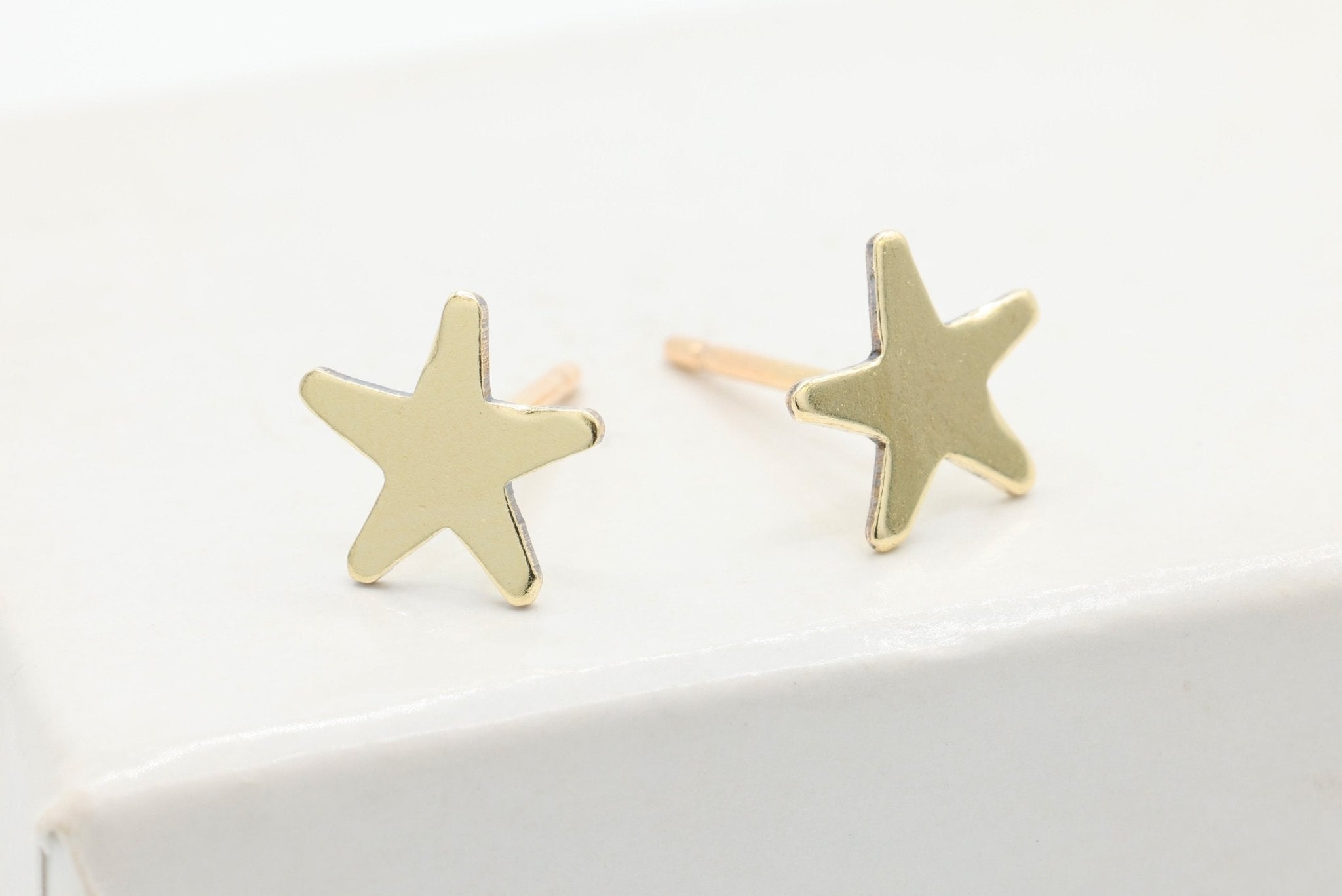 Star Stud Earring, 14/20 Gold - Filled, 8mm x 8mm, Wholesale, Celestial Shooting Star Dainty Minimalist Jewelry Earrings - HarperCrown