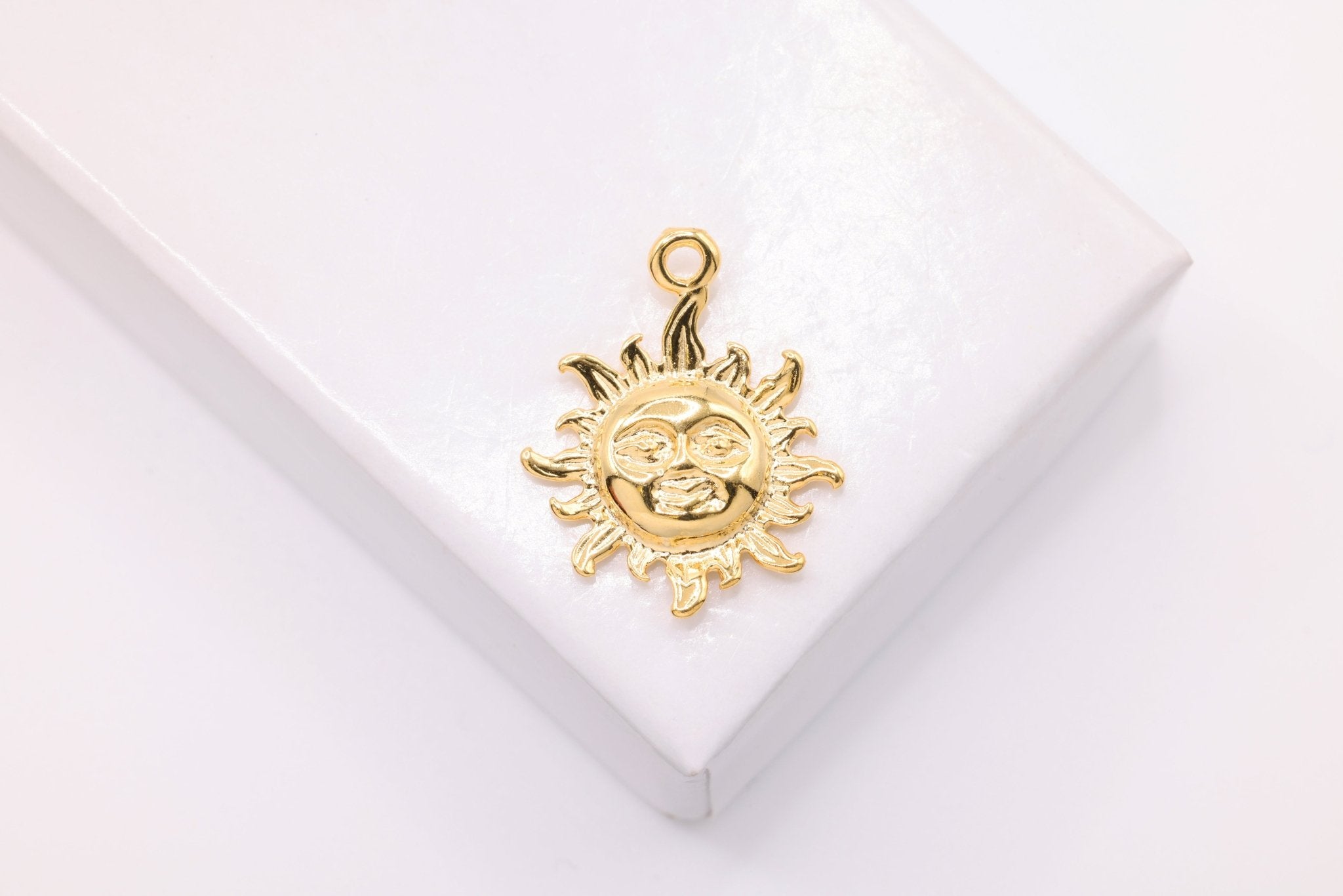 Sunshine Sun Face Smile Charm, Wholesale, 14K Solid Gold, 18mm x 15mm, Sun with Face Sun Ray Starburst - HarperCrown