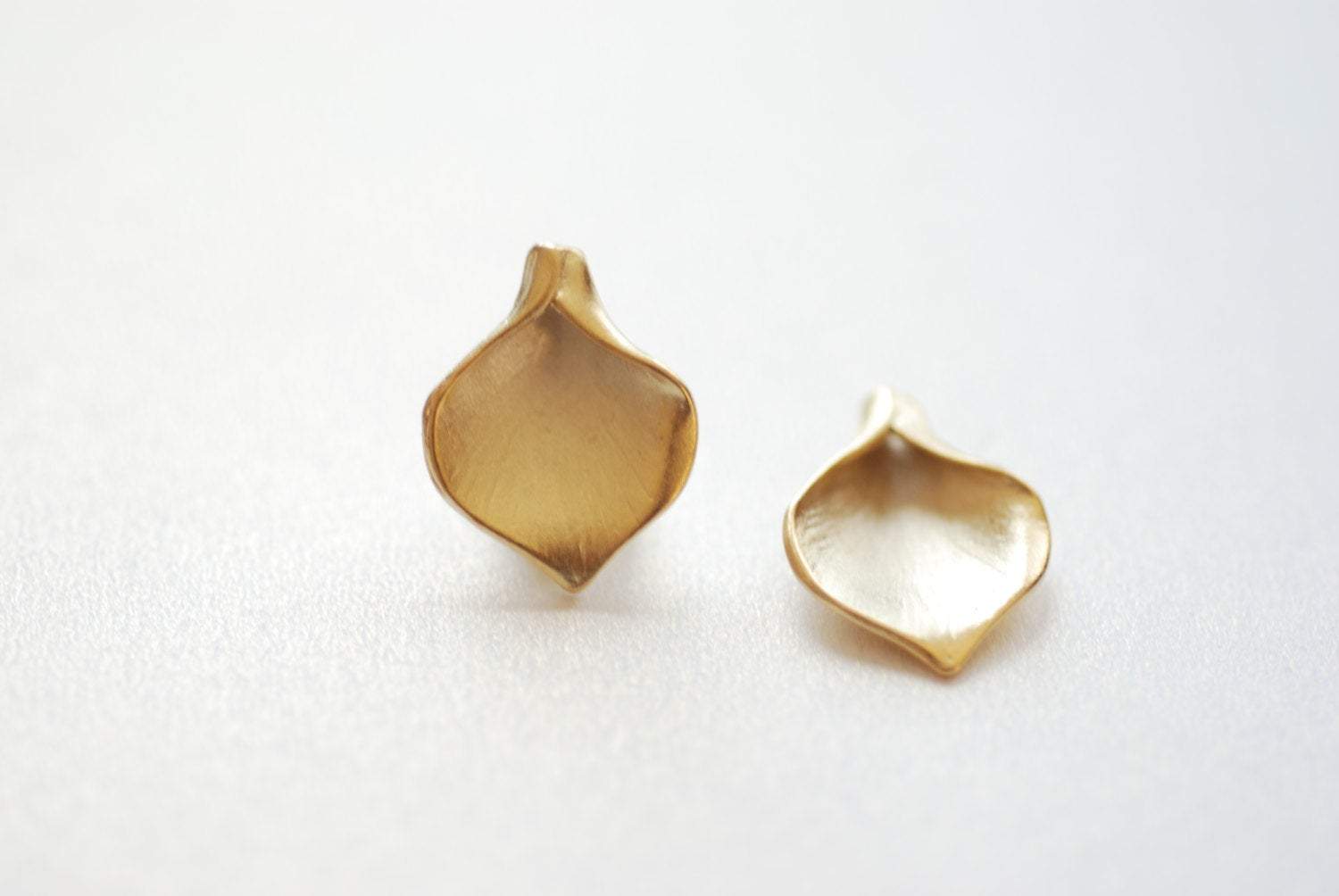 Matte Vermeil Gold Calla Lily Petal Charm- 18k gold plated Sterling Silver bead cap, gold calla lily bead cone, nature charm pendant, 187 - HarperCrown