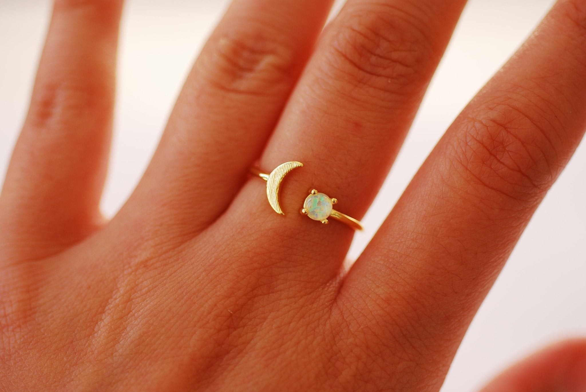 Wholesale Ring Jewelry Synthetic Opal Moon Ring 16k Gold plated over Brass Synthetic Opal Pearl Crescent Moon Ring Adjustable B128