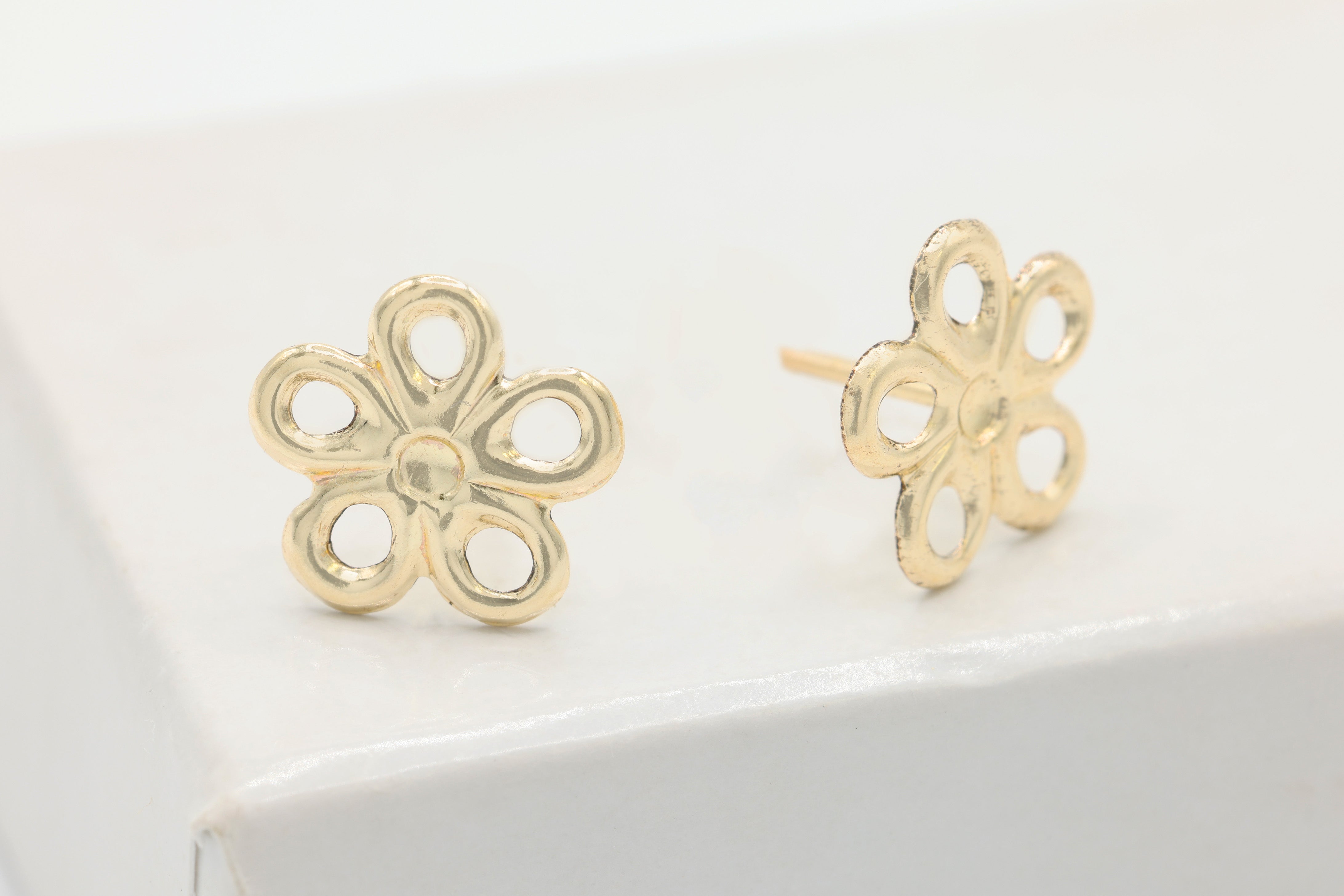 Daisy Flower Stud Earring, 14/20 Gold-Filled, 10mm x 10mm, Wholesale, Pay Per Piece