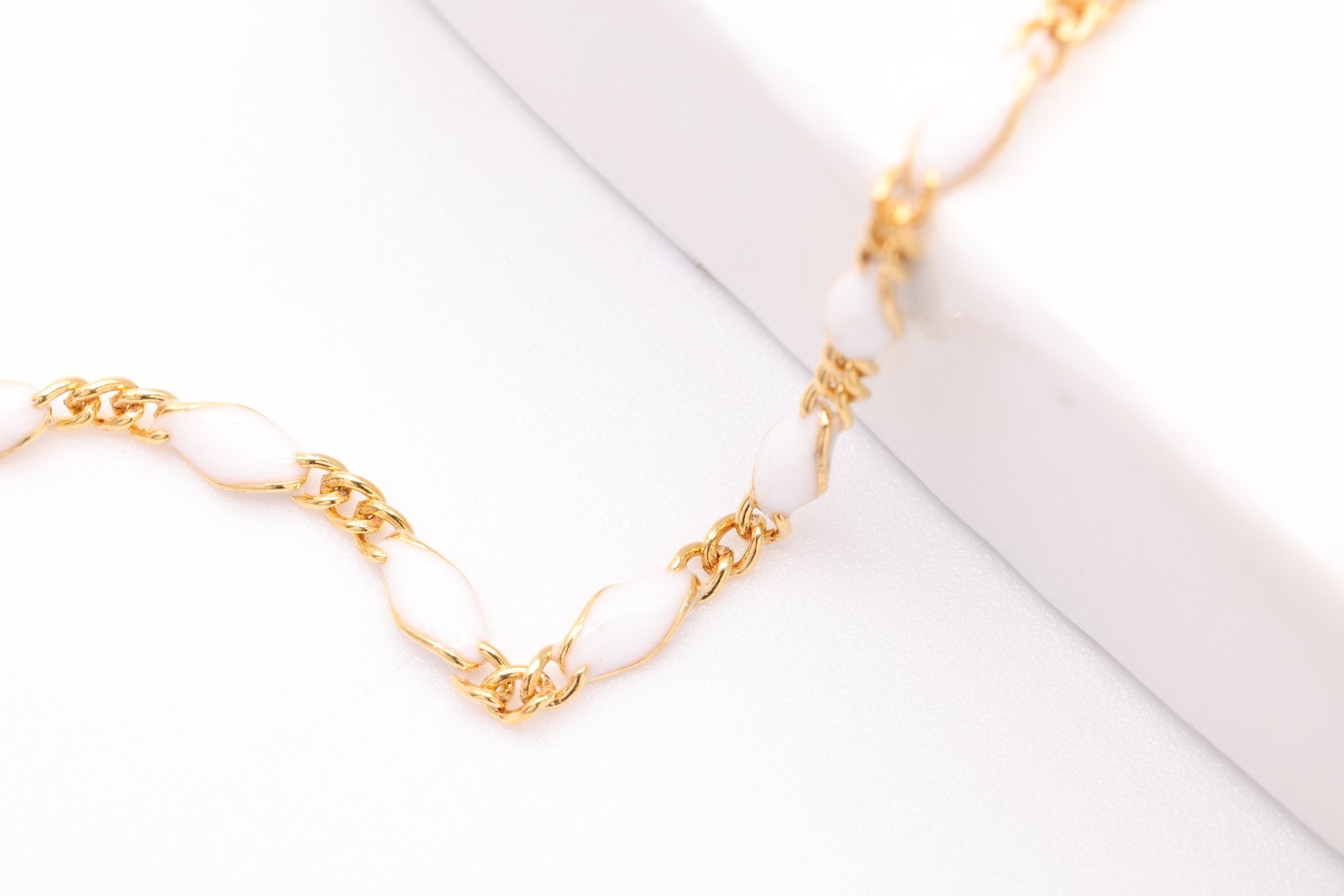 2.5mm x 3.5mmmm Figaro White Enamel Chain, Gold - Filled, Enamel Color Unfinished Chain Permanent Jewelry - HarperCrown