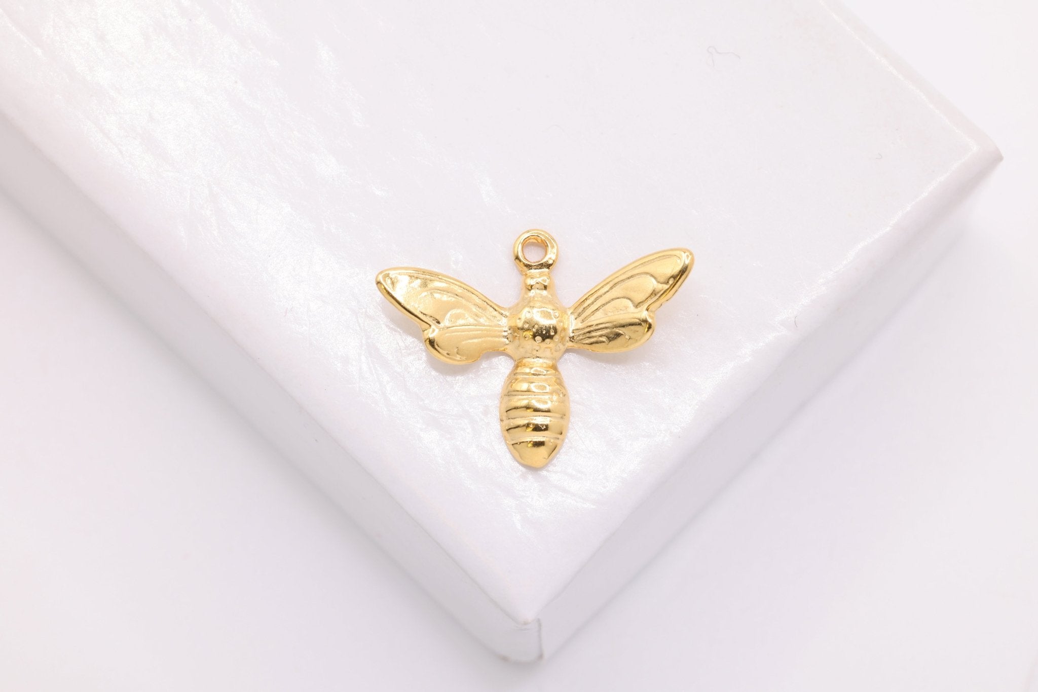 Bee Charm, Wholesale, 14K Gold, 16mm x 12mm - HarperCrown