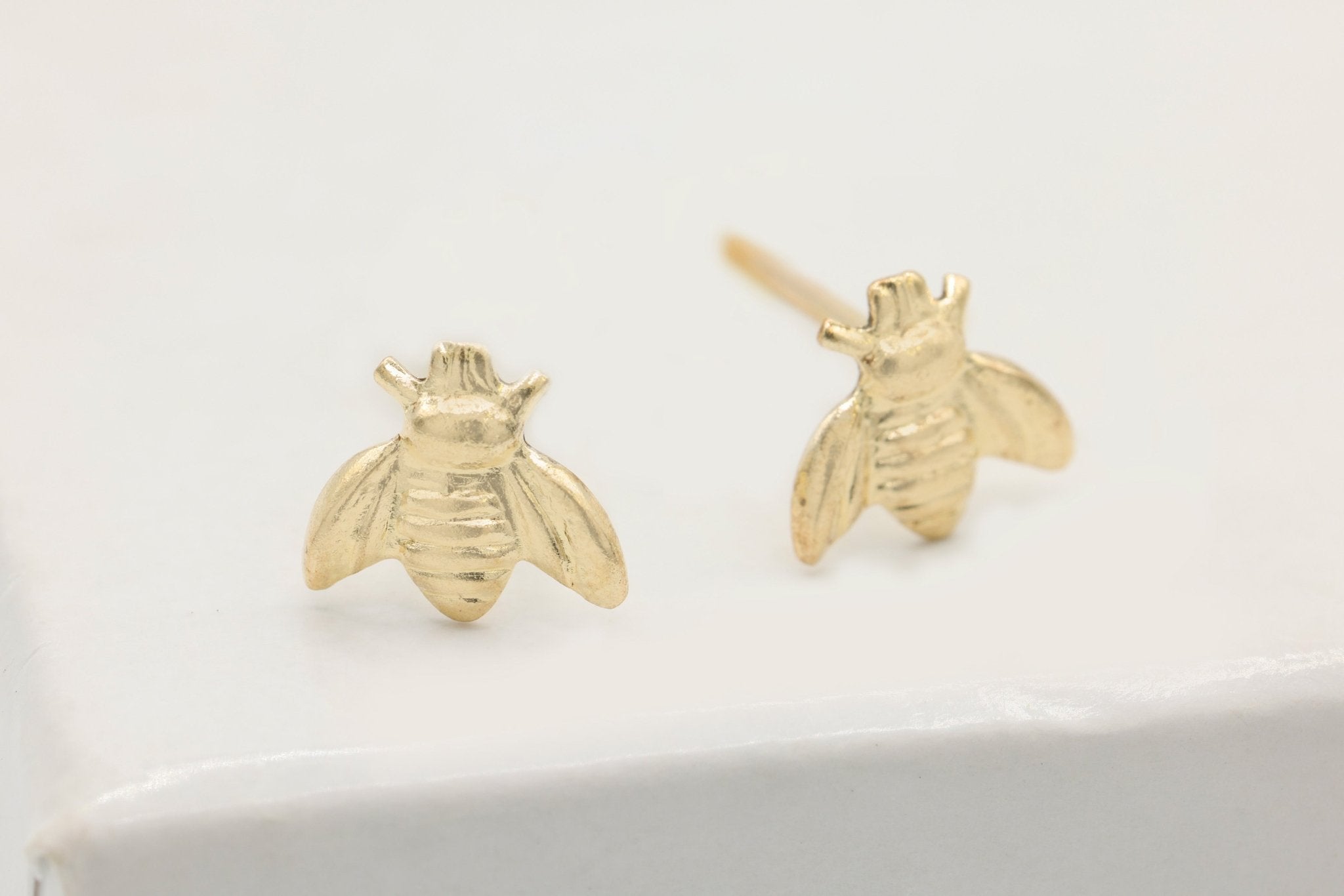 Bumble Bee Stud Earring, 14/20 Gold - Filled, 7mm x 5mm, Wholesale, Pay Per Piece - HarperCrown