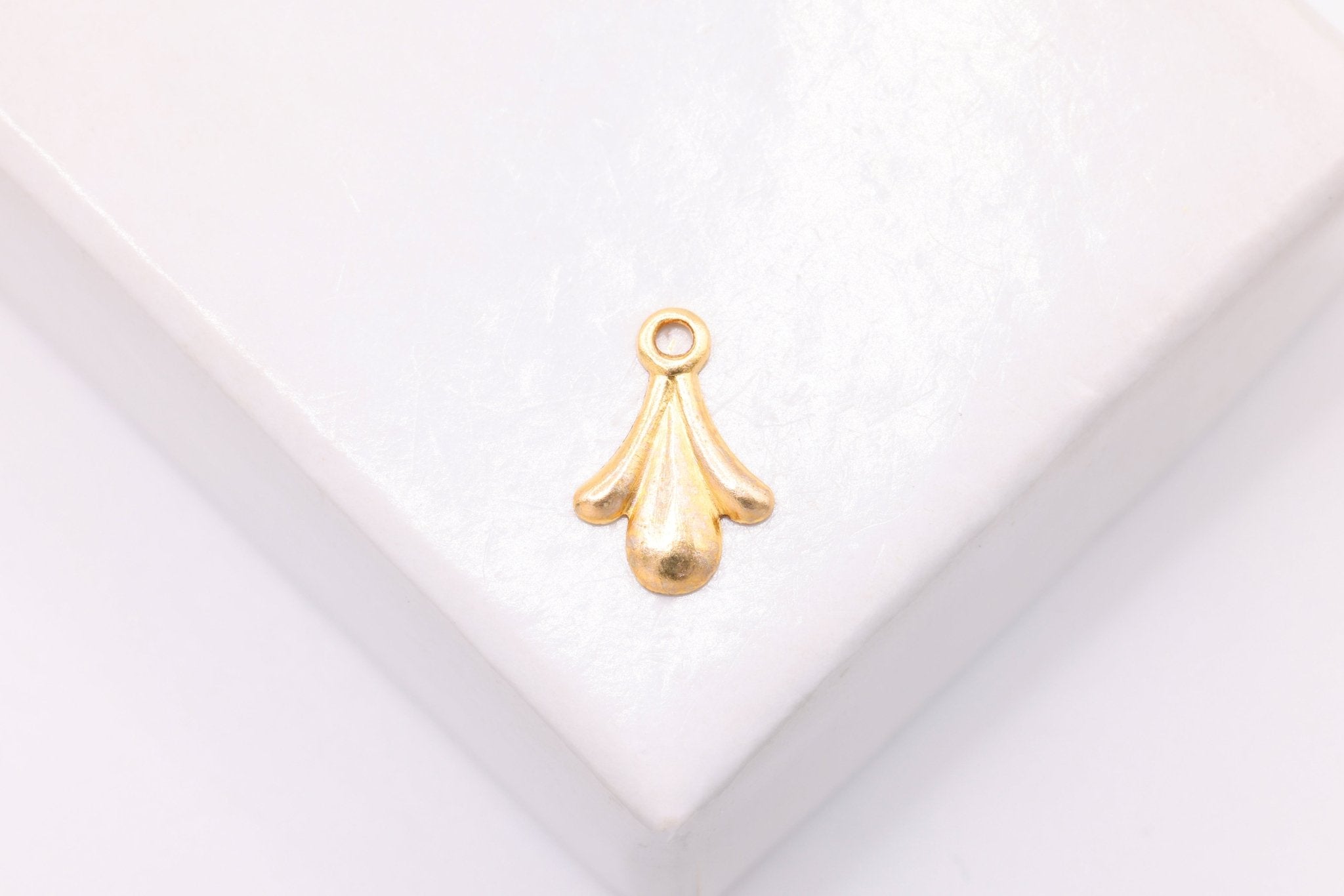 Floral Drop Charm, Wholesale, 14/20 Gold - Filled, 10mm x 7mm, Fleur - de - lis Ornate Vintage - HarperCrown