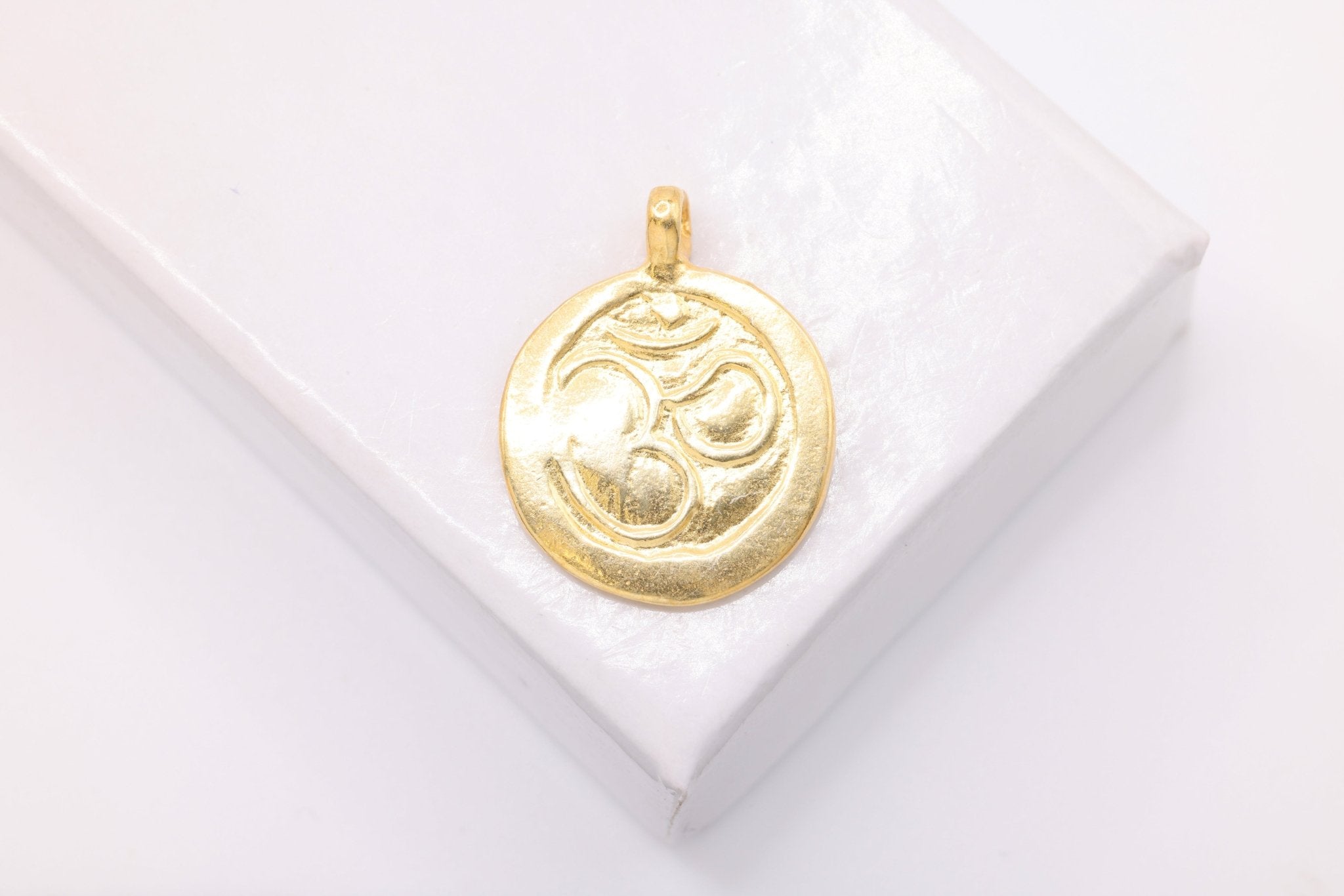 Round Ohm Sanskrit Disc Charm, Wholesale, 14K Solid Gold, 18mm x 14mm, Yoga Om - HarperCrown