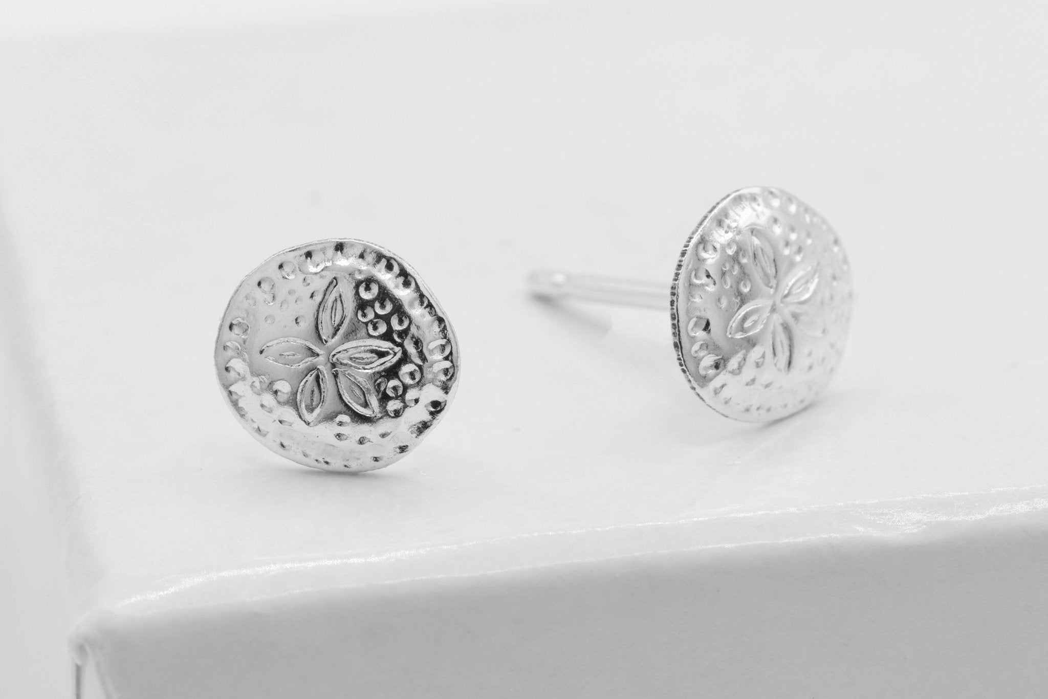 Round Sand Dollar Stud Earring, 925 Sterling Silver, 7mm, Wholesale, Dainty Minimalist Jewelry Earrings - HarperCrown