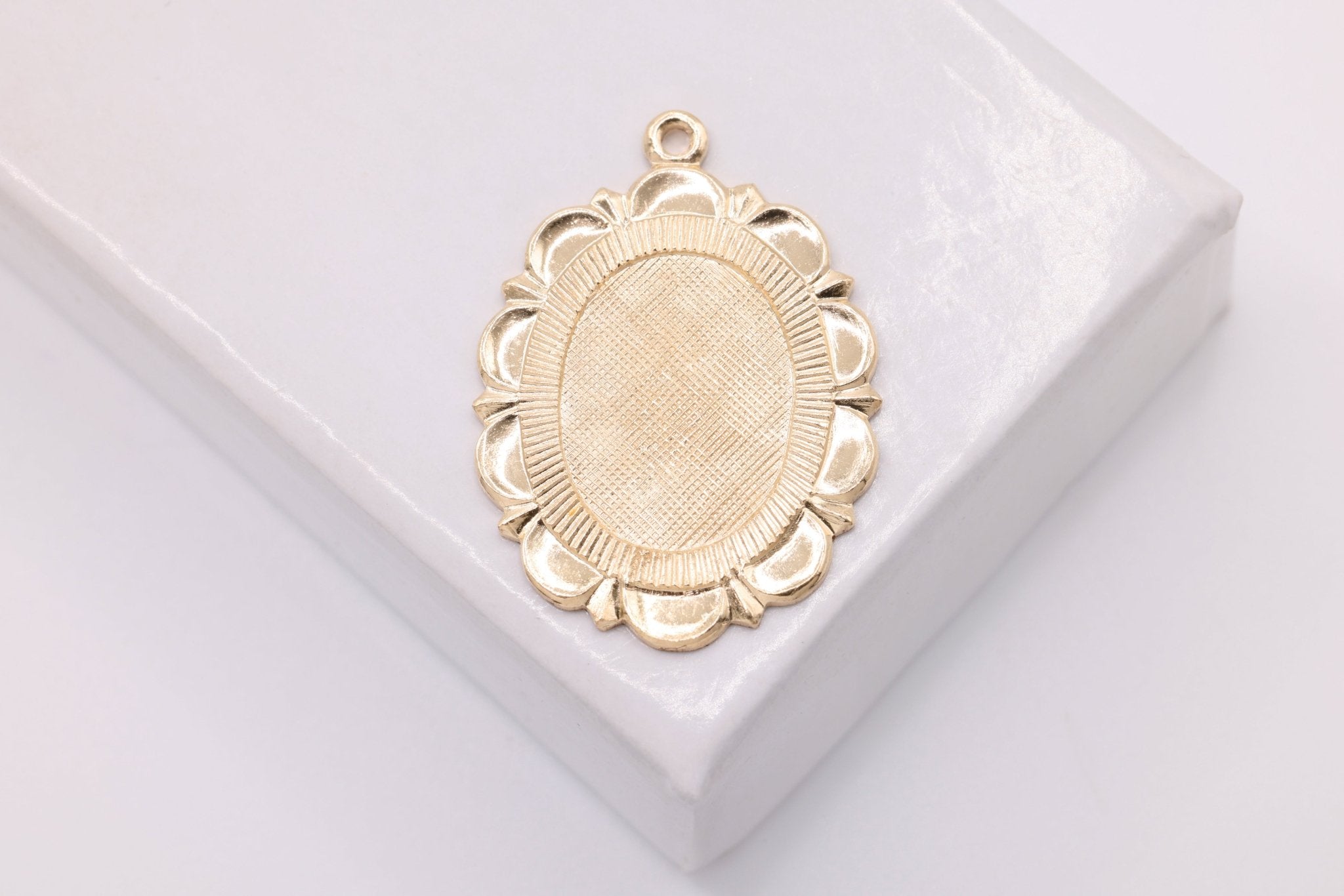 Scalloped Edge Oval Pendant Charm, Wholesale, 14/20 Gold - Filled, 21mm x 16mm, Custom Stamping Engraving Blank - HarperCrown