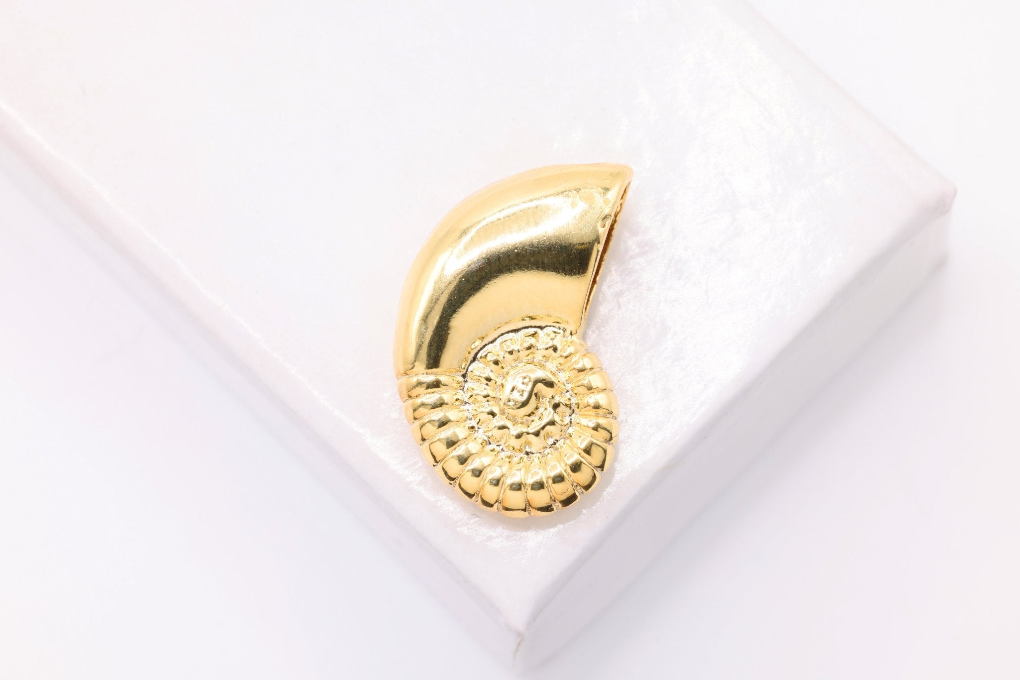 Sea Snail Shell Charm, Wholesale, 18K Gold - Plated 925 Sterling Silver, 20mm x 10mm, Conch Seashell Hermit Nautilus - HarperCrown