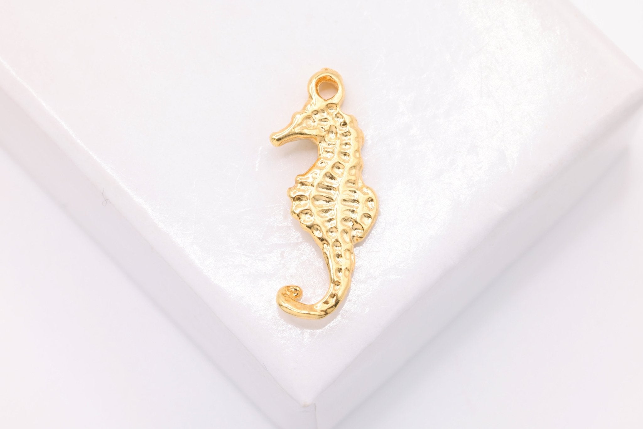 Seahorse Charm, Wholesale, 14K Solid Gold, 18mm x 9mm, Sea Life Sea Horse - HarperCrown